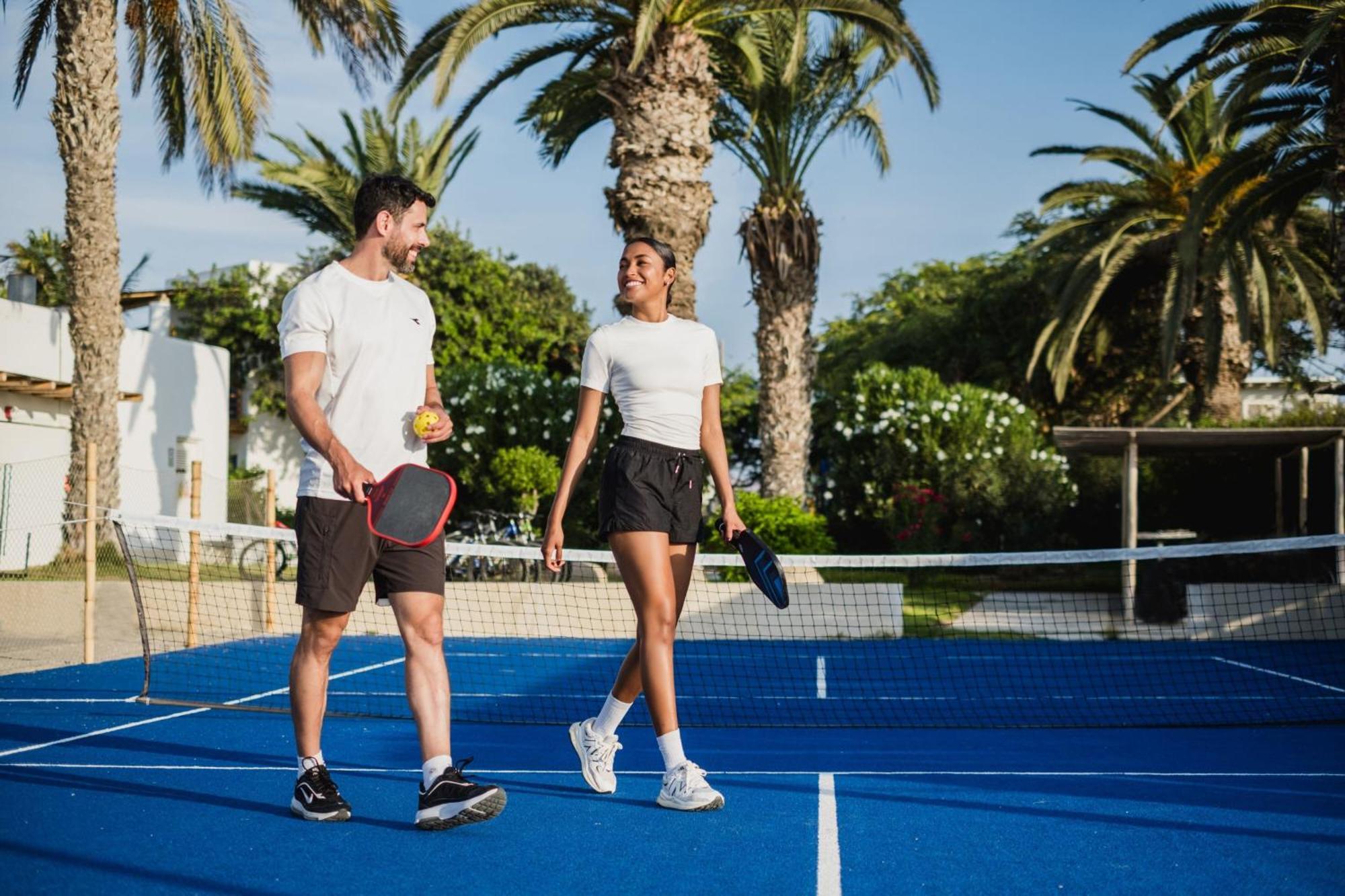 Hotel Paracas, A Luxury Collection Resort, Paracas Kültér fotó Tennis players walking on a tennis court