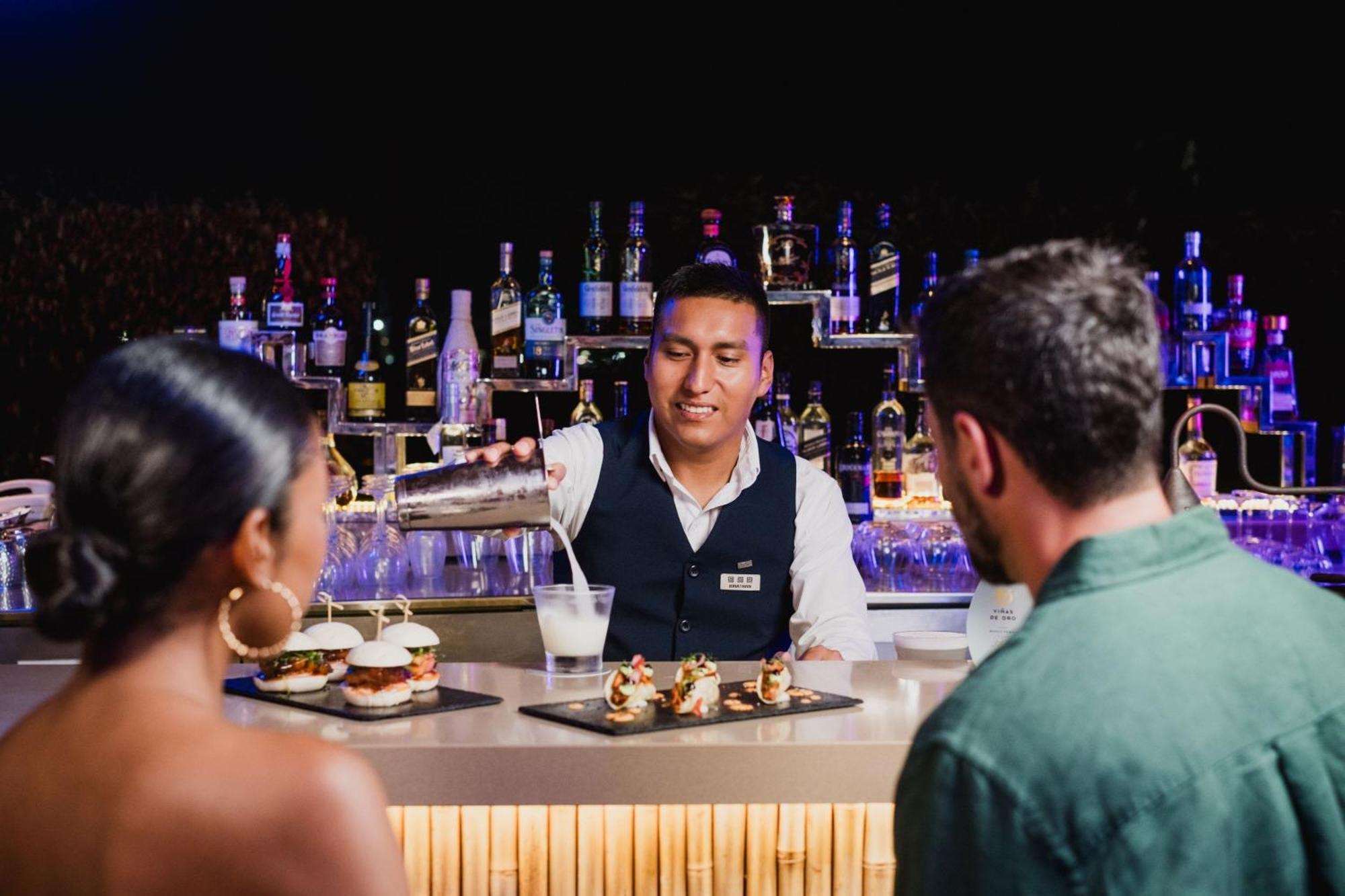 Hotel Paracas, A Luxury Collection Resort, Paracas Kültér fotó A bartender at work