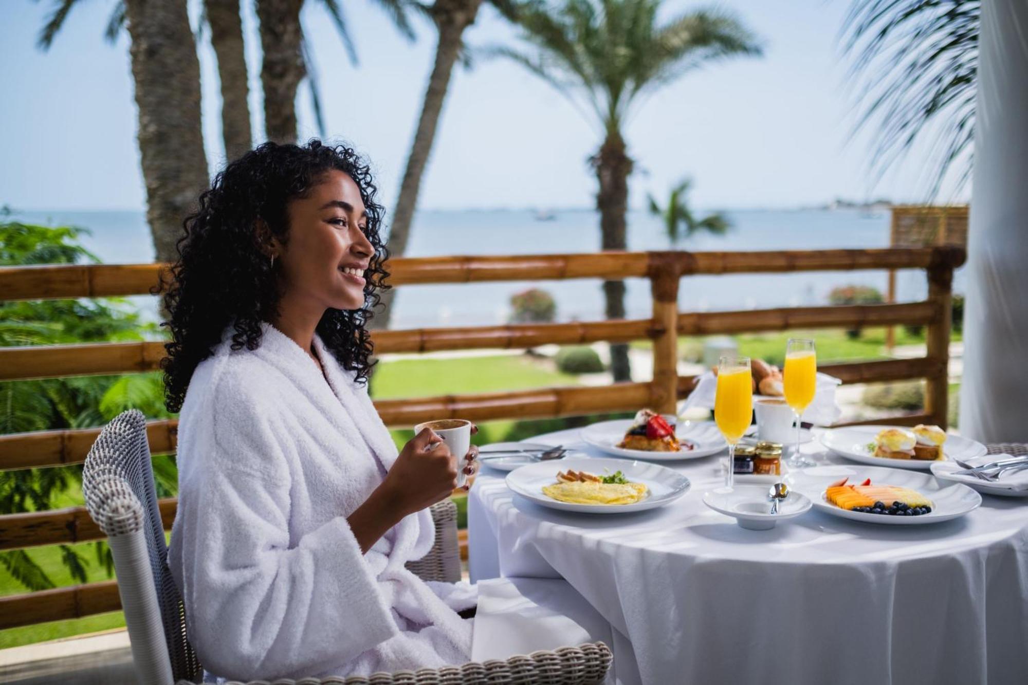 Hotel Paracas, A Luxury Collection Resort, Paracas Kültér fotó A woman wearing a bathrobe